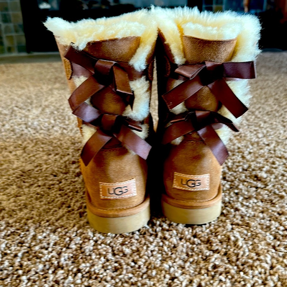 UGG BAILEY BOW II - LIKE NEW!!